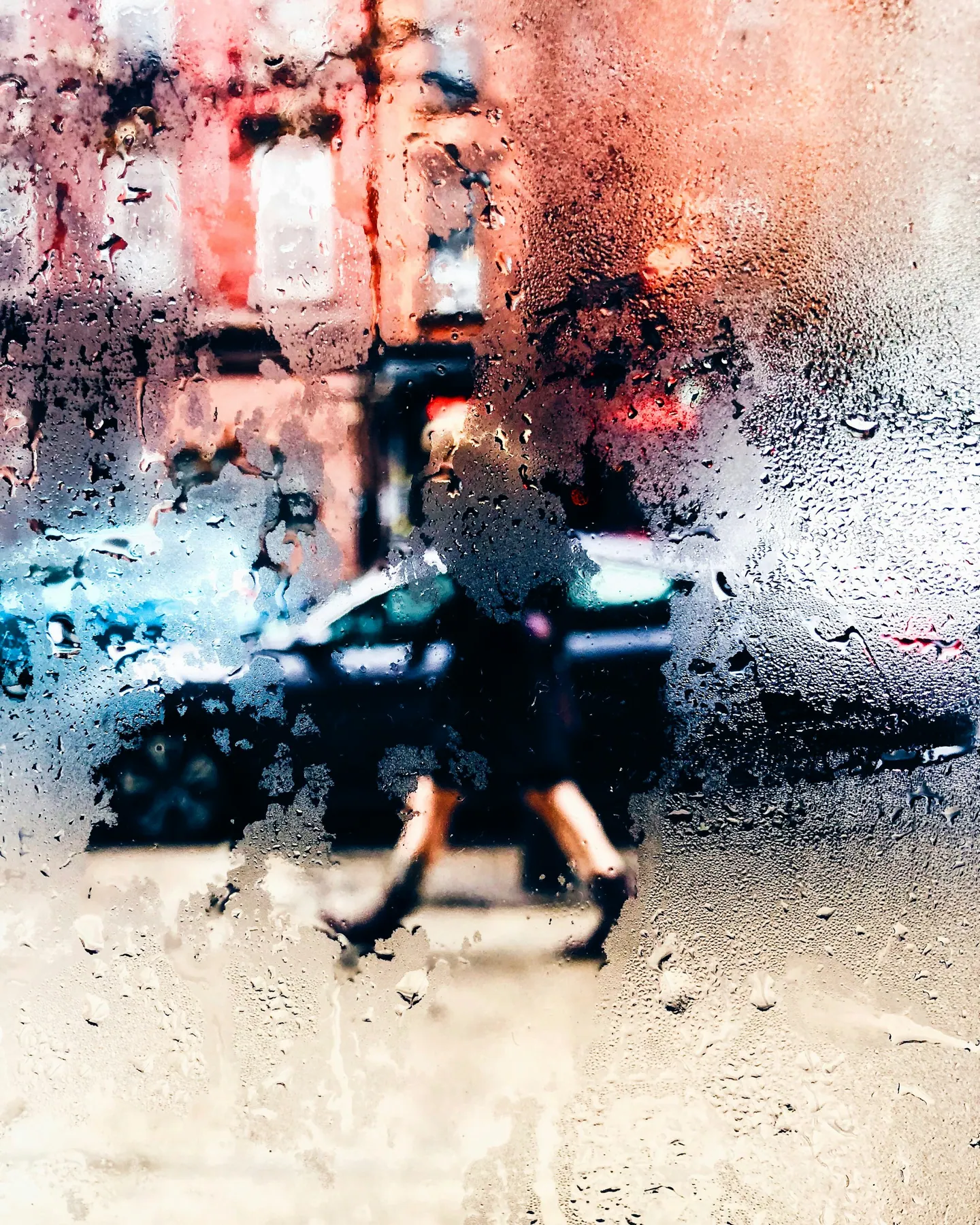 Pessoa caminhando na chuva, imagem desfocada